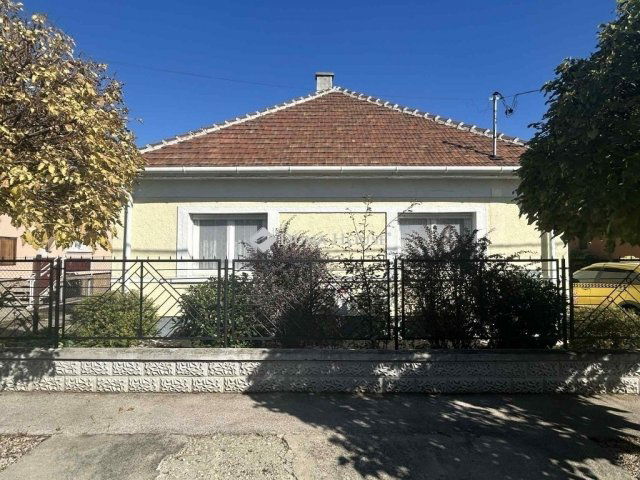Eladó családi ház, Vecsésen 119 M Ft, 3 szobás