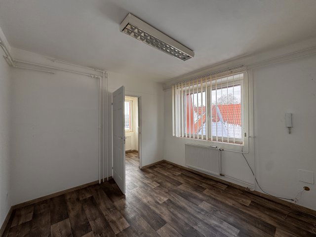 Kiadó iroda, Pécsett, Somogyi Béla utcában 64 E Ft / hó