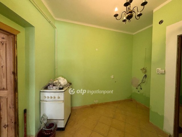 Eladó családi ház, Pápán, Debrentei Gábor utcában 12.9 M Ft