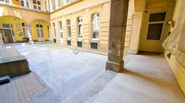 Eladó téglalakás, Budapesten, VI. kerületben 59.5 M Ft, 1 szobás