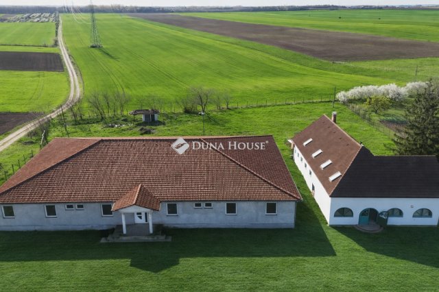 Eladó üzlethelyiség, Dunaföldváron 179.5 M Ft, 6 szobás