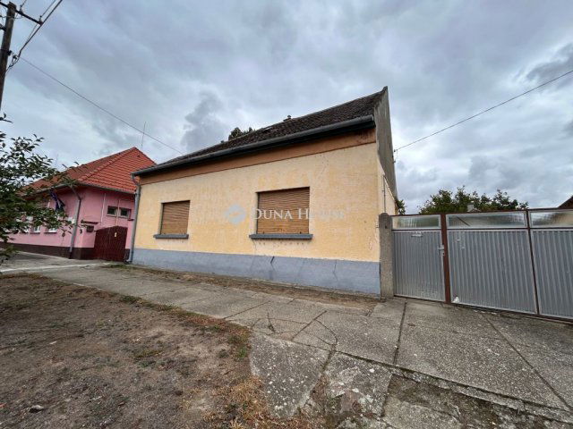 Eladó családi ház, Nagybaracskán, Mohácsi utcában 18 M Ft