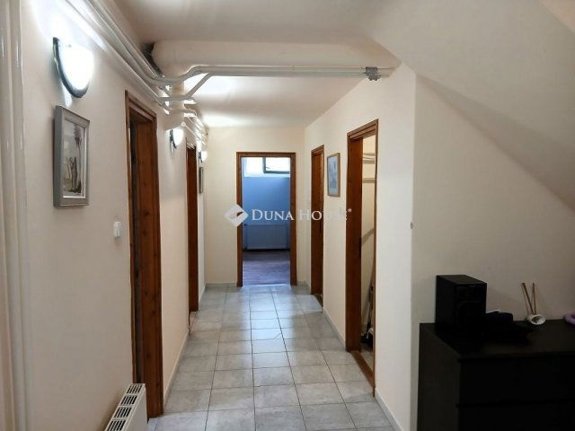 Eladó családi ház, Esztergomban 217.385 M Ft, 8 szobás