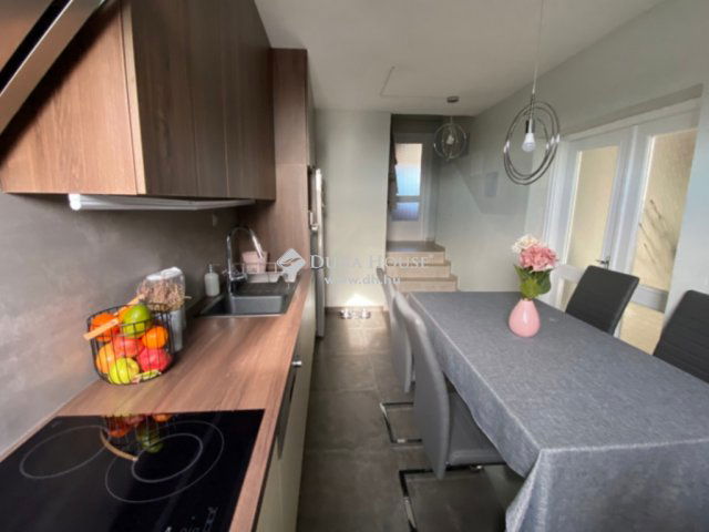 Eladó téglalakás, Pécsett 64.9 M Ft, 3 szobás