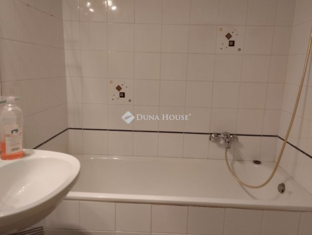 Eladó téglalakás, Pécsett 49.8 M Ft, 2 szobás