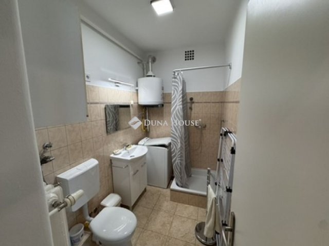 Kiadó téglalakás, albérlet, Pécsett 180 E Ft / hó, 2 szobás