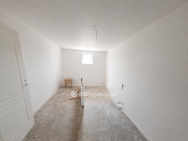 Eladó családi ház, Hosszúhetényen 32.9 M Ft, 4 szobás