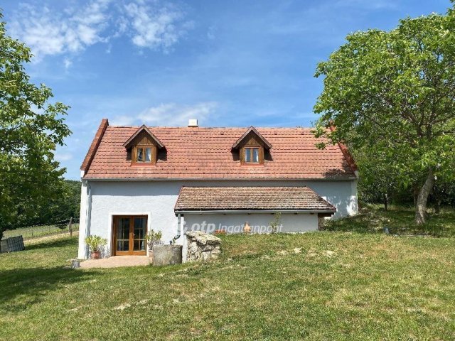 Eladó nyaraló, Balatoncsicsón 109.8 M Ft, 3 szobás