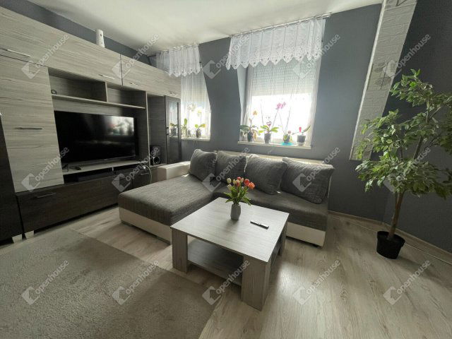 Eladó téglalakás, Tatabányán 89.9 M Ft, 4 szobás