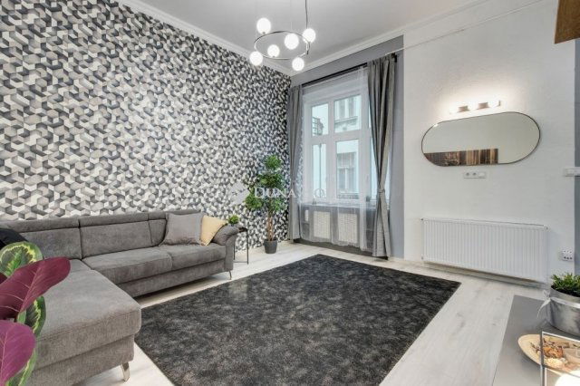 Eladó téglalakás, Budapesten, VI. kerületben 49 M Ft, 1 szobás