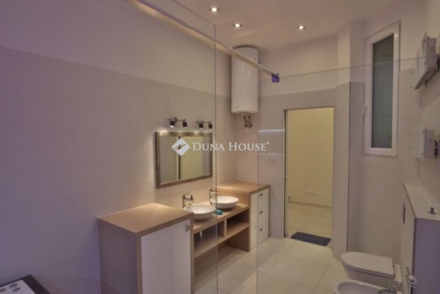 Eladó téglalakás, Budapesten, V. kerületben, Semmelweis utcában