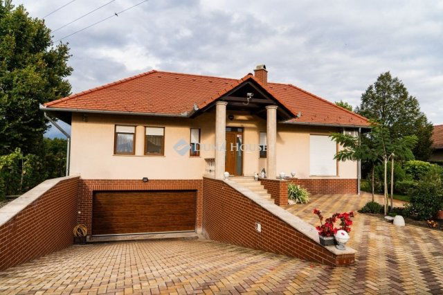 Eladó családi ház, Kecskeméten 269 M Ft, 6 szobás