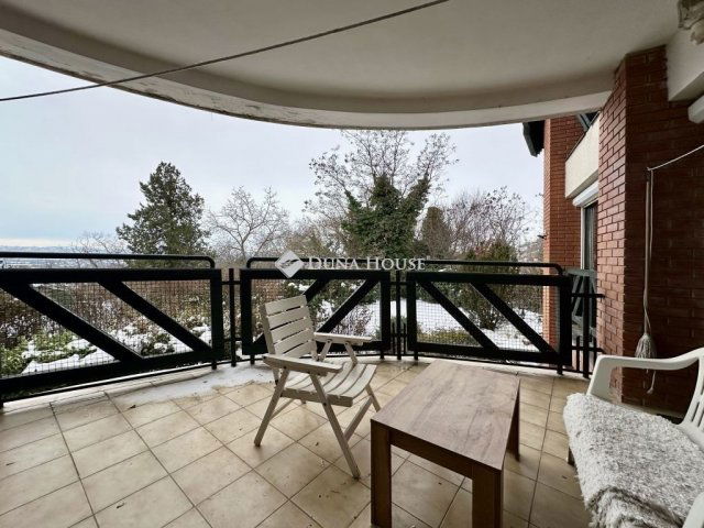 Eladó téglalakás, Pécsett 109 M Ft, 4 szobás