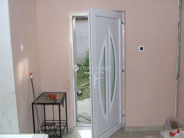 Eladó családi ház, Esztergomban 119.9 M Ft, 6 szobás