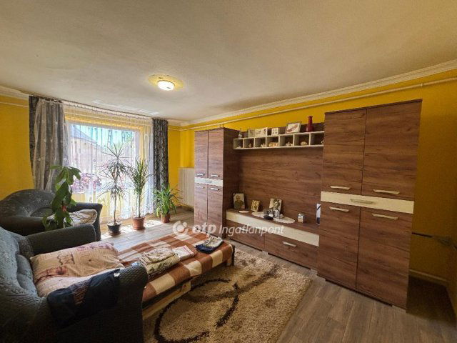 Eladó családi ház, Beszterecén 12.9 M Ft, 4 szobás