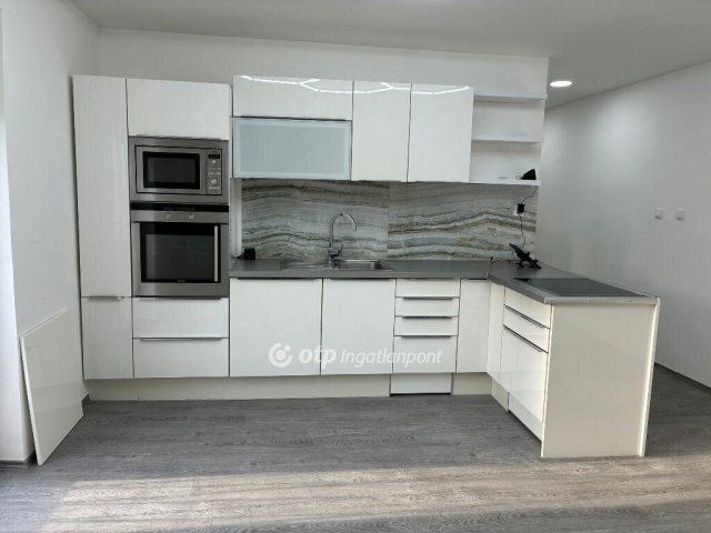 Eladó téglalakás, Komlón 42.5 M Ft, 3 szobás