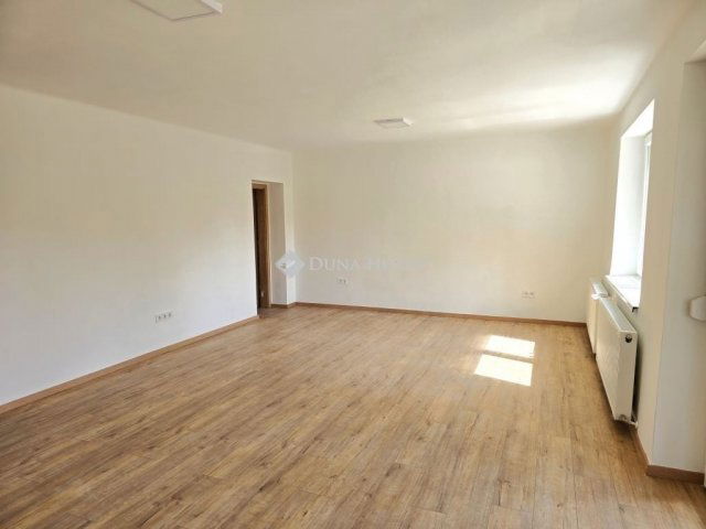 Eladó téglalakás, Pécsett 109.9 M Ft, 4 szobás