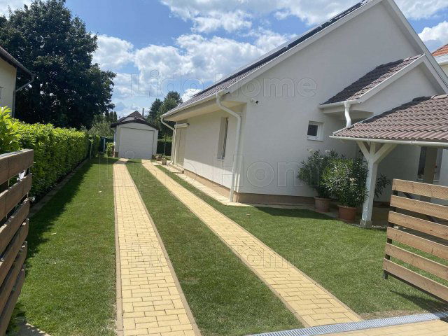 Eladó családi ház, Balatonkenesén 159 M Ft, 2 szobás