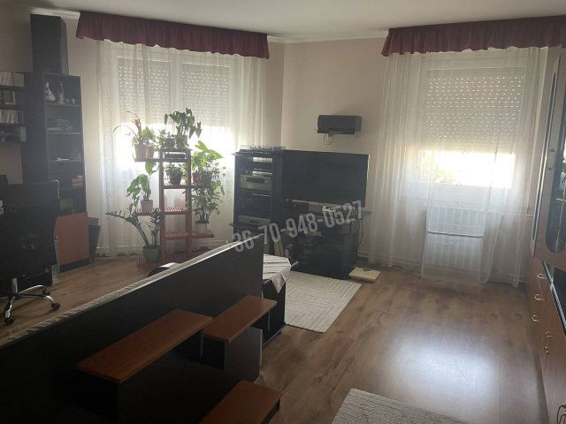Eladó panellakás, Békéscsabán 37.9 M Ft, 2+1 szobás