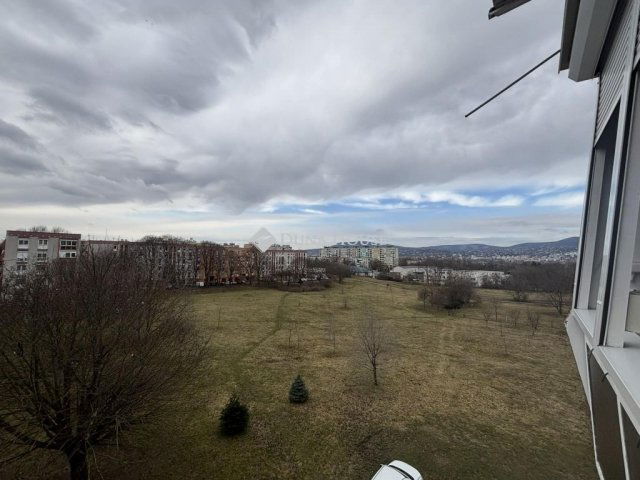 Eladó téglalakás, Pécsett 59.9 M Ft, 3 szobás