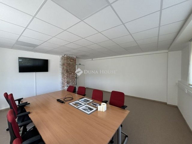 Eladó ipari ingatlan, Komáromban 411.7 M Ft / költözzbe.hu