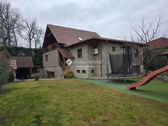 Eladó családi ház, Szigetszentmiklóson 129.9 M Ft, 7 szobás