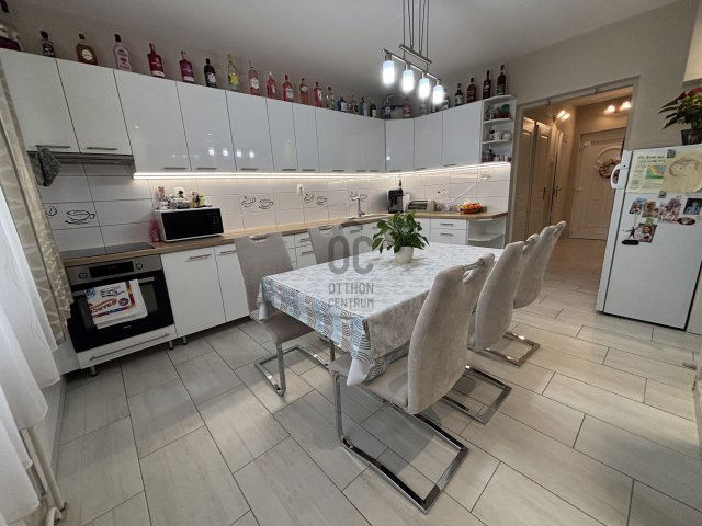 Eladó panellakás, Debrecenben 63.9 M Ft, 3 szobás