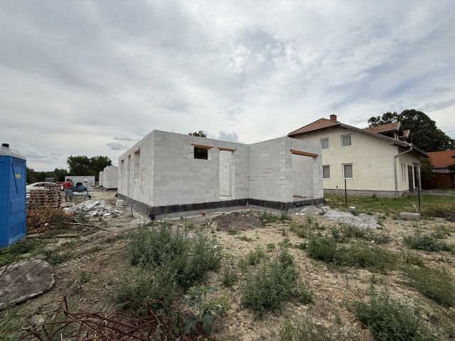 Eladó családi ház, Bicskén 75 M Ft, 2 szobás
