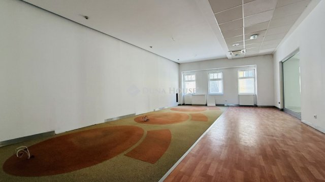 Kiadó üzlethelyiség, Szentendrén, Fő téren 650 E Ft / hó