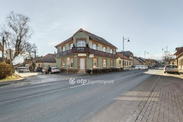 Eladó üzlethelyiség, Pilisvörösváron 580 M Ft, 20 szobás
