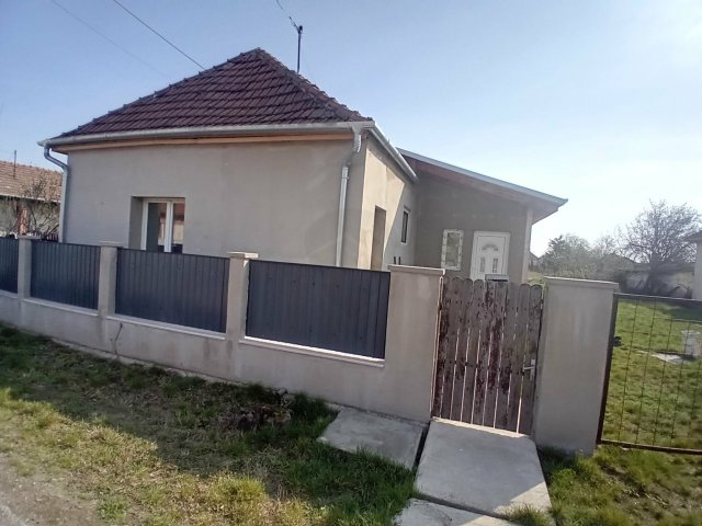 Eladó családi ház, Adácson 24.99 M Ft, 1+1 szobás