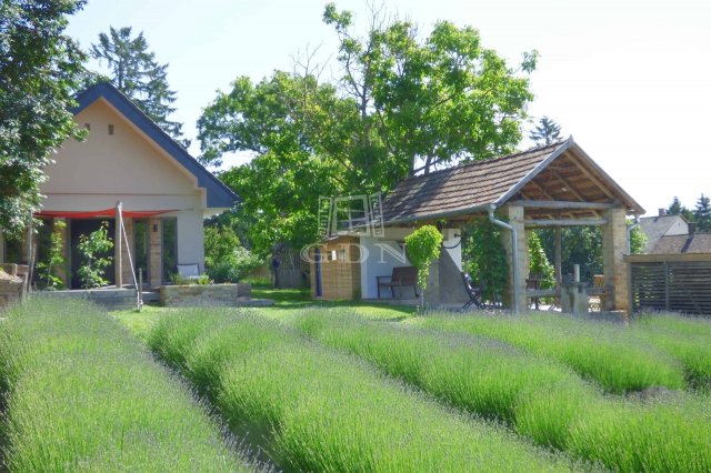 Eladó családi ház, Karádon 134.662 M Ft, 5 szobás