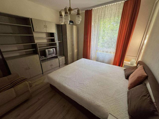 Kiadó panellakás, albérlet, Siófokon 180 E Ft / hó, 3 szobás