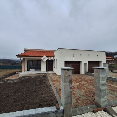 Eladó ikerház, Tinnyén 124.9 M Ft, 4 szobás