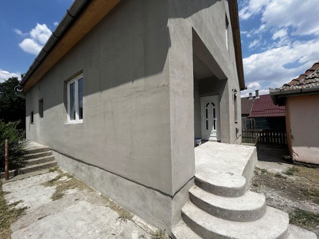 Eladó családi ház, Újszászon 30 M Ft, 3+2 szobás