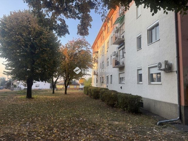 Eladó téglalakás, Pécsett 49.9 M Ft, 2+1 szobás