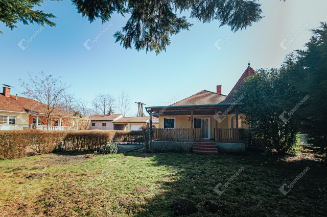 Eladó családi ház, Hegyeshalomban 139 M Ft, 9 szobás