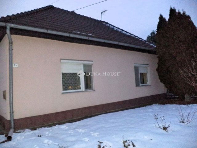 Eladó családi ház, Velencén 87.9 M Ft, 4 szobás