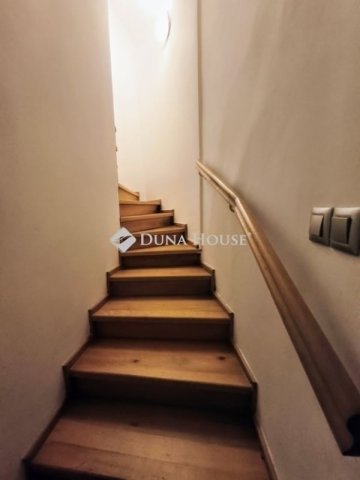 Eladó családi ház, Pécsett 120 M Ft, 6 szobás