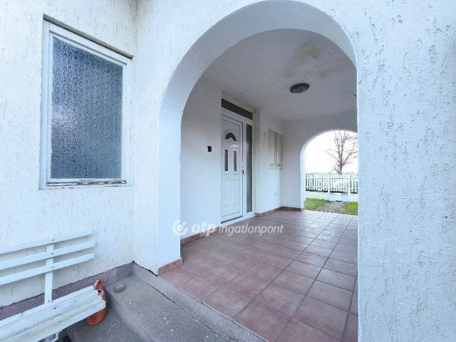 Eladó családi ház, Orosházán 32 M Ft, 2 szobás