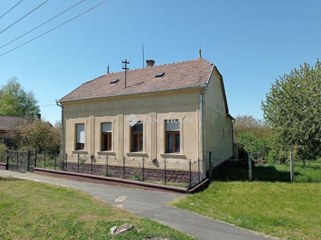 Eladó családi ház, Batykon 39.624 M Ft, 2 szobás