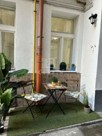 Eladó téglalakás, Budapesten, VI. kerületben 51.8 M Ft, 1 szobás