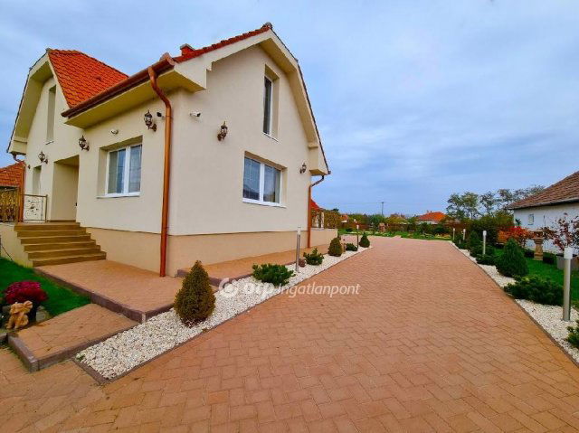 Eladó családi ház, Poroszlón 112.99 M Ft, 4 szobás