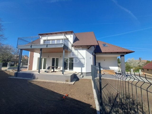 Eladó téglalakás, Balatonakarattyán 130 M Ft, 3 szobás