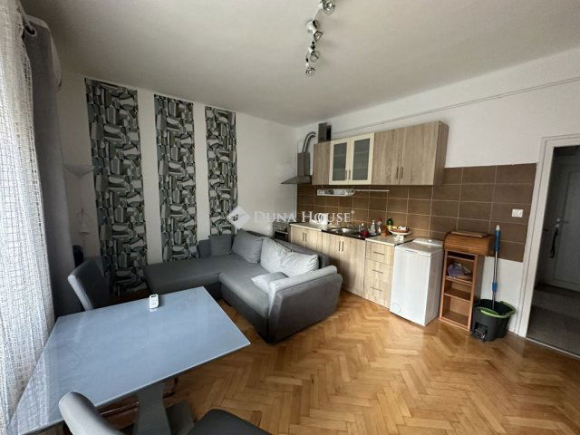 Kiadó téglalakás, albérlet, Pécsett, Sándor utcában, 2 szobás