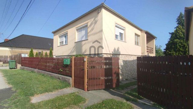 Eladó családi ház, Ajkán 59 M Ft, 5 szobás