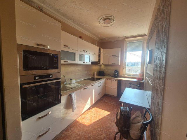 Eladó téglalakás, Oroszlányban 39.5 M Ft, 2 szobás