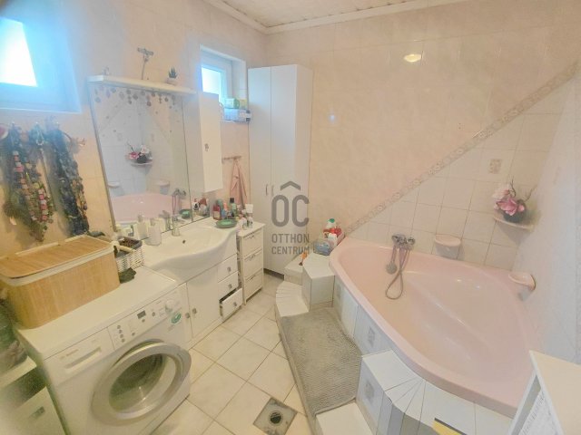 Eladó családi ház, Dunaharasztin 111.9 M Ft, 5 szobás