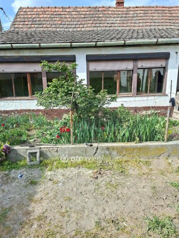 Eladó családi ház, Szabadszálláson 11.8 M Ft, 1+2 szobás