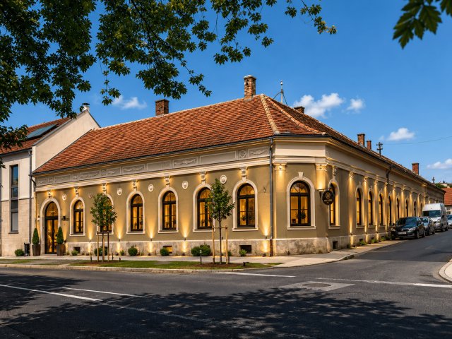 Eladó családi ház, Tapolcán 190 M Ft, 10 szobás